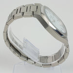 Reloj plateado con 3 manecillas y dial blanco con fecha