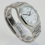 Reloj plateado con 3 manecillas y dial blanco con fecha