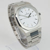 Reloj plateado con 3 manecillas y dial blanco con fecha