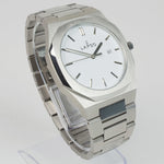Reloj plateado con 3 manecillas y dial blanco con fecha