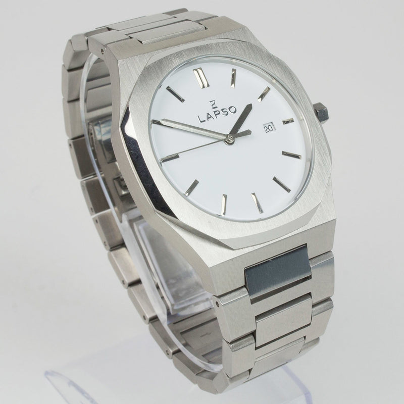 Reloj plateado con 3 manecillas y dial blanco con fecha