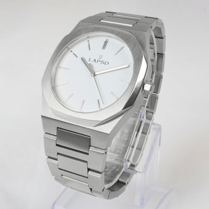 Reloj plateado con 3 manecillas y dial blanco