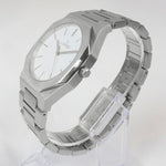 Reloj plateado con 3 manecillas y dial blanco