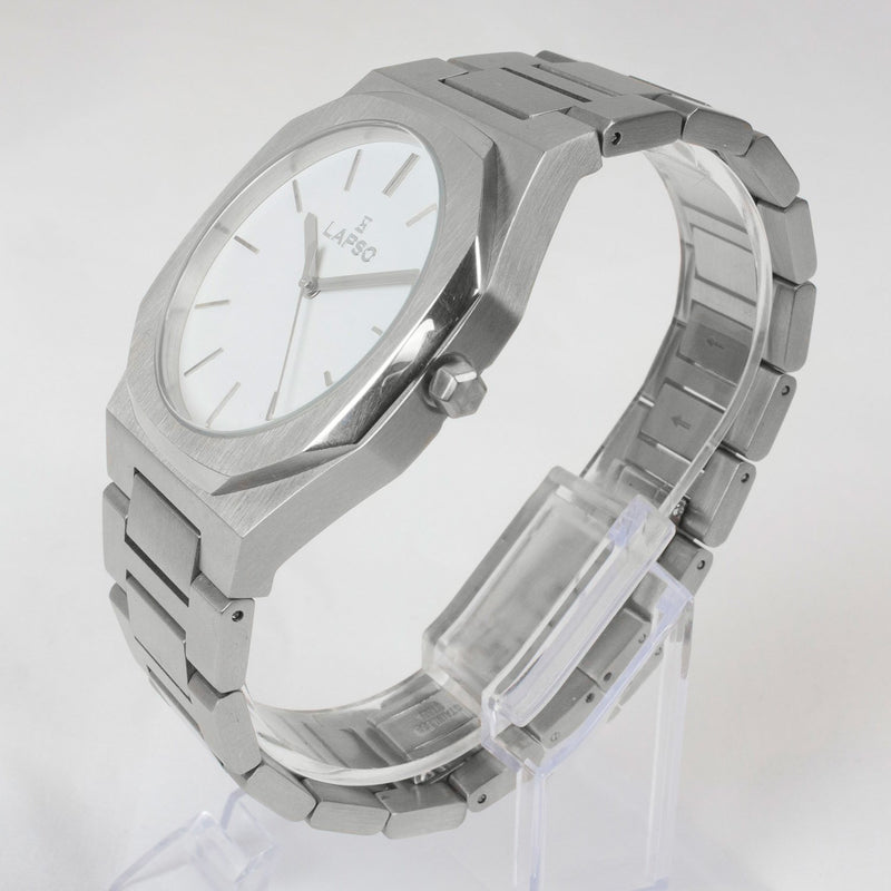 Reloj plateado con 3 manecillas y dial blanco
