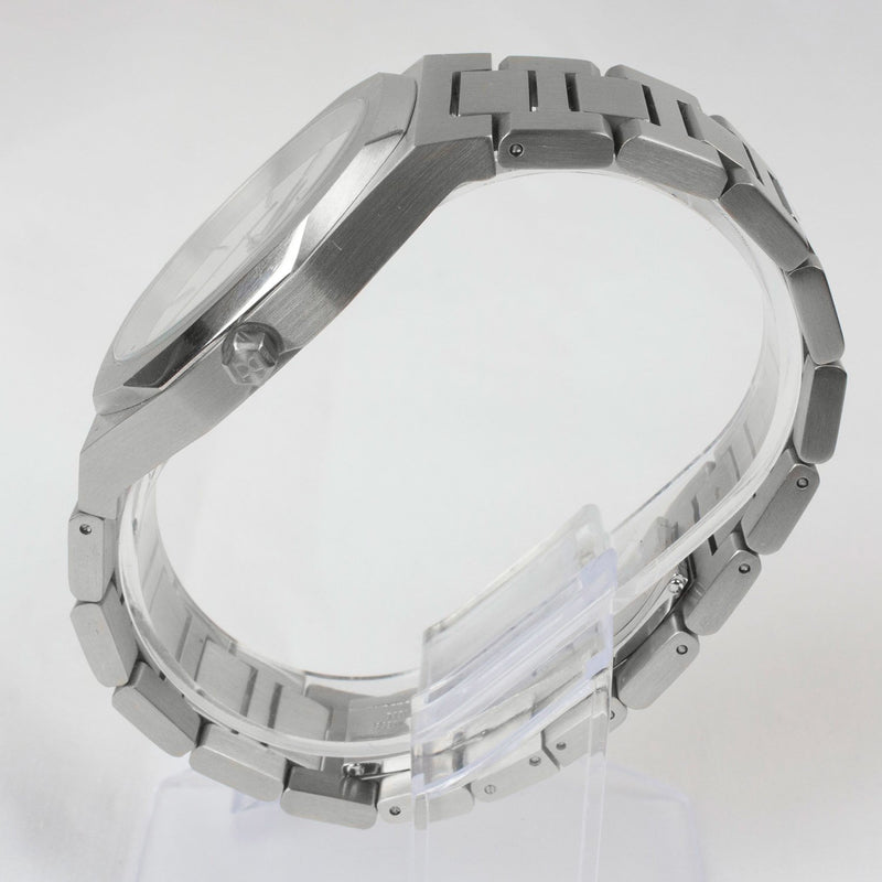 Reloj plateado con 3 manecillas y dial blanco