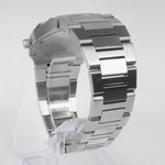 Reloj plateado con 3 manecillas y dial blanco