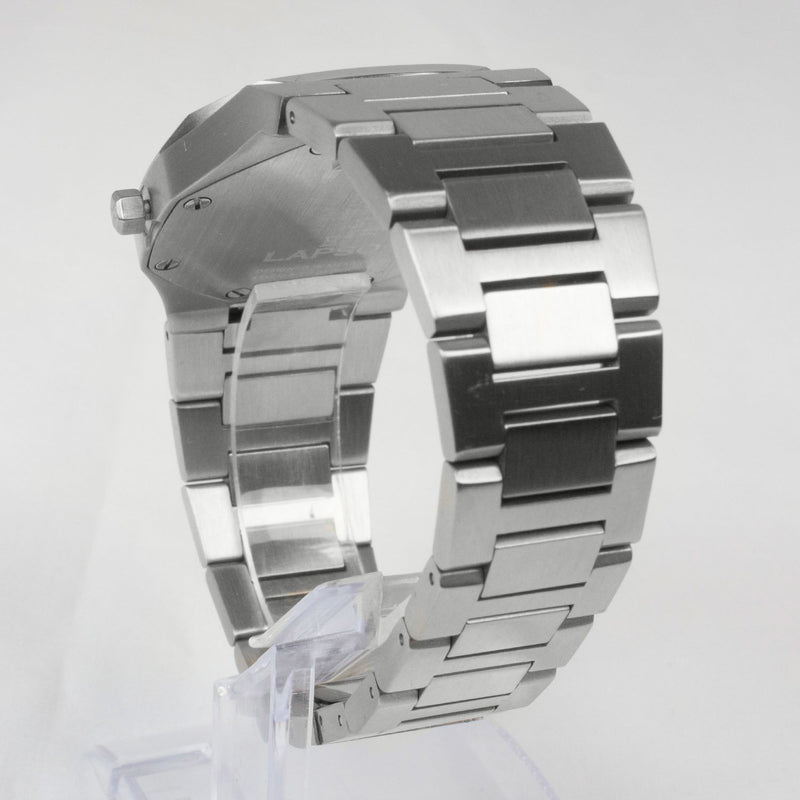 Reloj plateado con 3 manecillas y dial blanco