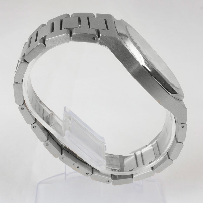 Reloj plateado con 3 manecillas y dial blanco