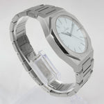 Reloj plateado con 3 manecillas y dial blanco