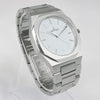 Reloj plateado con 3 manecillas y dial blanco