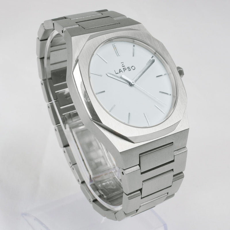 Reloj plateado con 3 manecillas y dial blanco