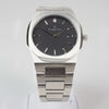 Reloj plateado con 2 manecillas y dial negro con fecha