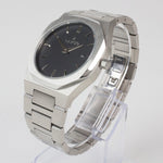 Reloj plateado con 2 manecillas y dial negro con fecha