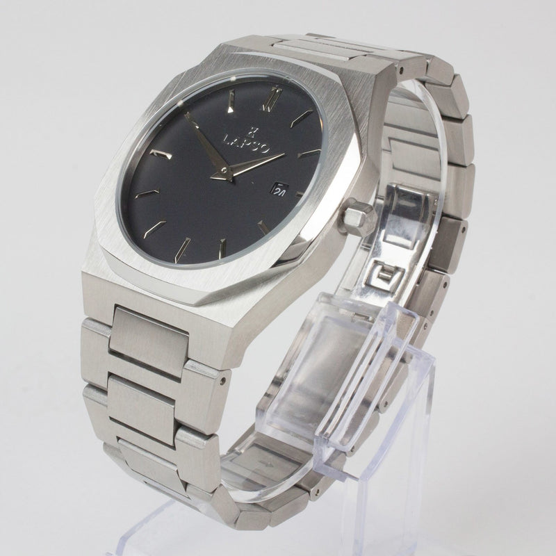 Reloj plateado con 2 manecillas y dial negro con fecha