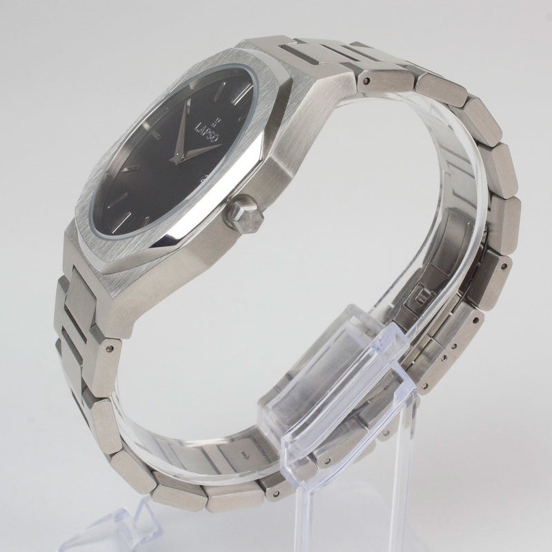 Reloj plateado con 2 manecillas y dial negro con fecha