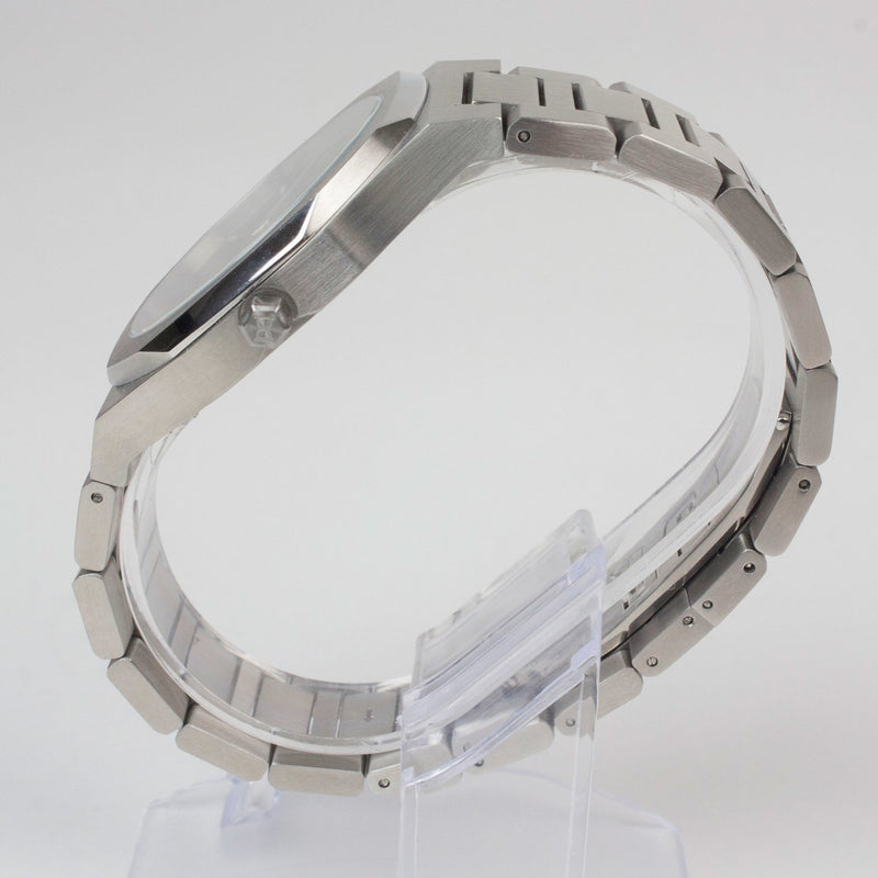 Reloj plateado con 2 manecillas y dial negro con fecha
