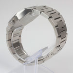 Reloj plateado con 2 manecillas y dial negro con fecha