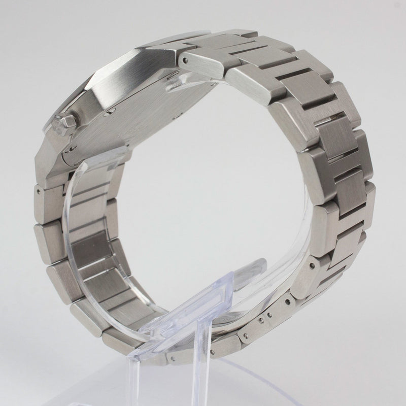 Reloj plateado con 2 manecillas y dial negro con fecha