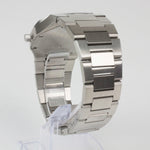 Reloj plateado con 2 manecillas y dial negro con fecha
