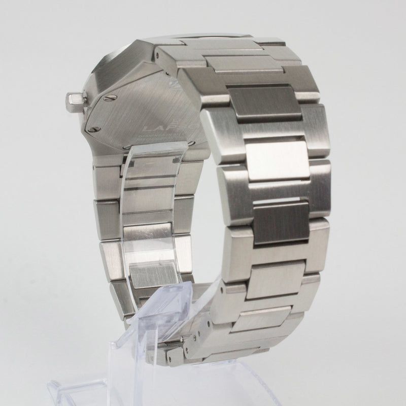 Reloj plateado con 2 manecillas y dial negro con fecha