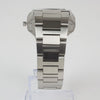 Reloj plateado con 2 manecillas y dial negro con fecha