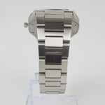 Reloj plateado con 2 manecillas y dial negro con fecha