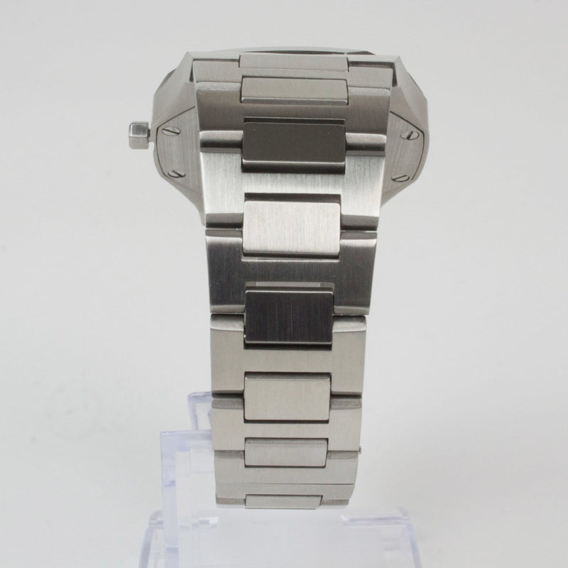 Reloj plateado con 2 manecillas y dial negro con fecha