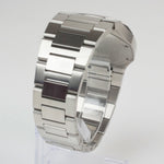 Reloj plateado con 2 manecillas y dial negro con fecha