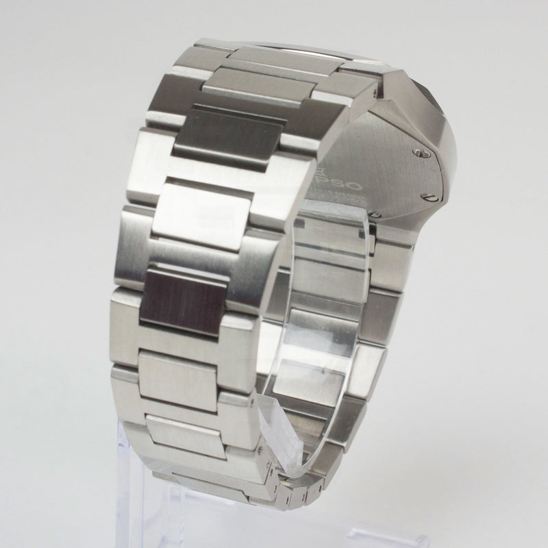 Reloj plateado con 2 manecillas y dial negro con fecha