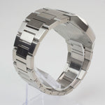 Reloj plateado con 2 manecillas y dial negro con fecha