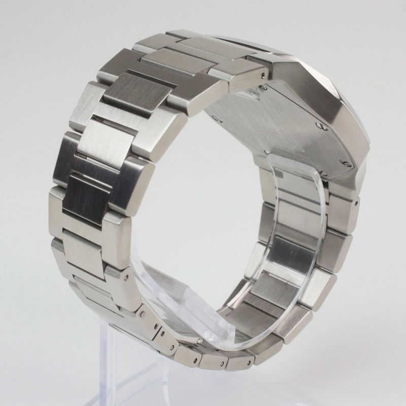 Reloj plateado con 2 manecillas y dial negro con fecha