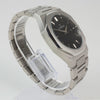 Reloj plateado con 2 manecillas y dial negro con fecha