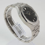 Reloj plateado con 2 manecillas y dial negro con fecha