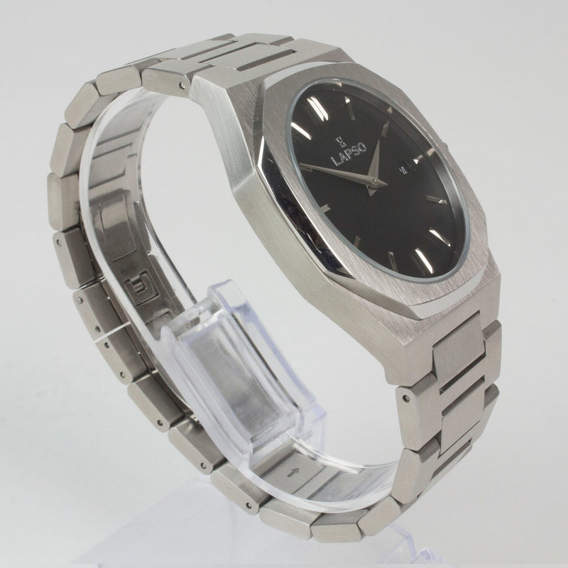 Reloj plateado con 2 manecillas y dial negro con fecha