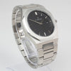Reloj plateado con 2 manecillas y dial negro con fecha