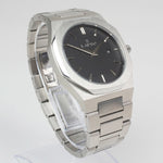 Reloj plateado con 2 manecillas y dial negro con fecha