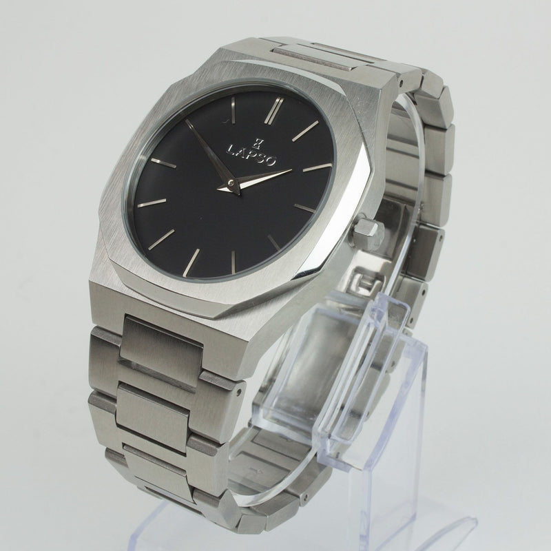 Reloj plateado con 2 manecillas y dial negro