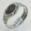 Reloj plateado con 2 manecillas y dial negro