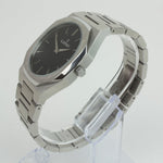 Reloj plateado con 2 manecillas y dial negro
