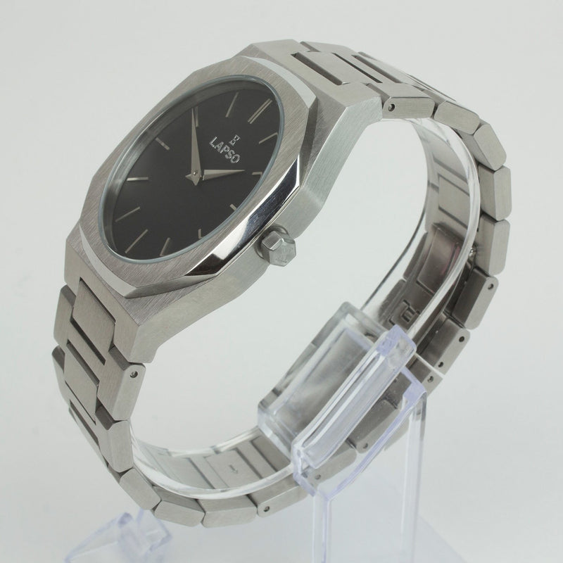 Reloj plateado con 2 manecillas y dial negro