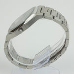 Reloj plateado con 2 manecillas y dial negro