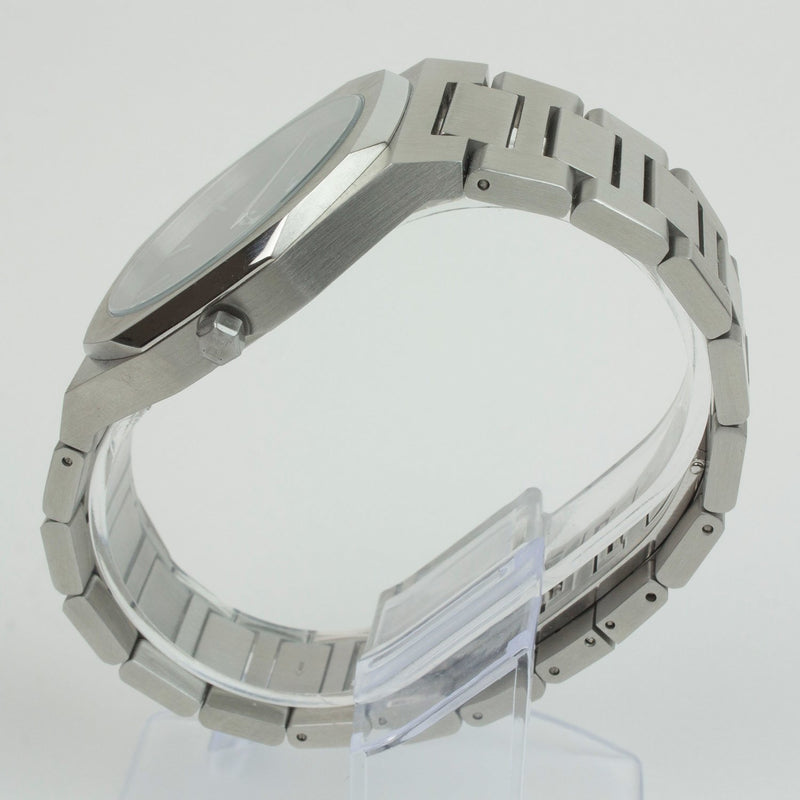 Reloj plateado con 2 manecillas y dial negro