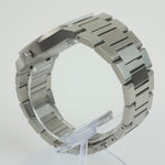Reloj plateado con 2 manecillas y dial negro