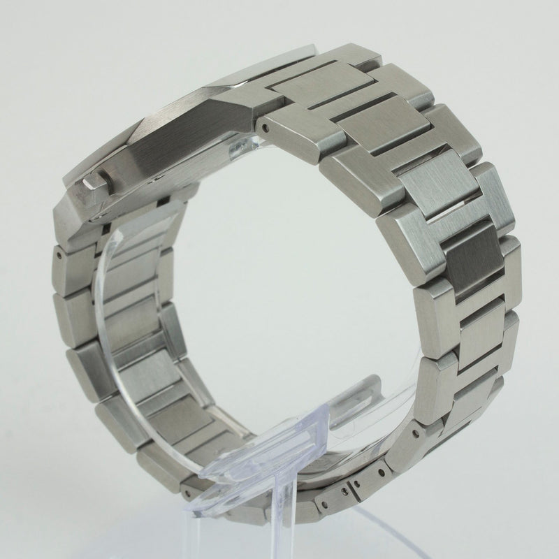 Reloj plateado con 2 manecillas y dial negro