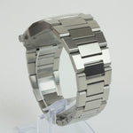 Reloj plateado con 2 manecillas y dial negro