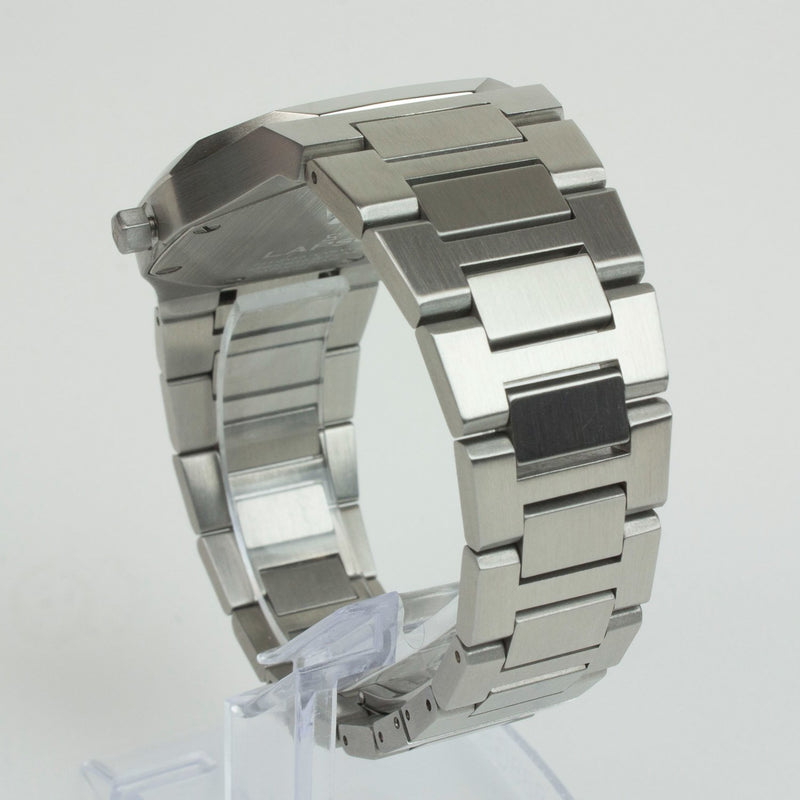 Reloj plateado con 2 manecillas y dial negro