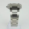 Reloj plateado con 2 manecillas y dial negro