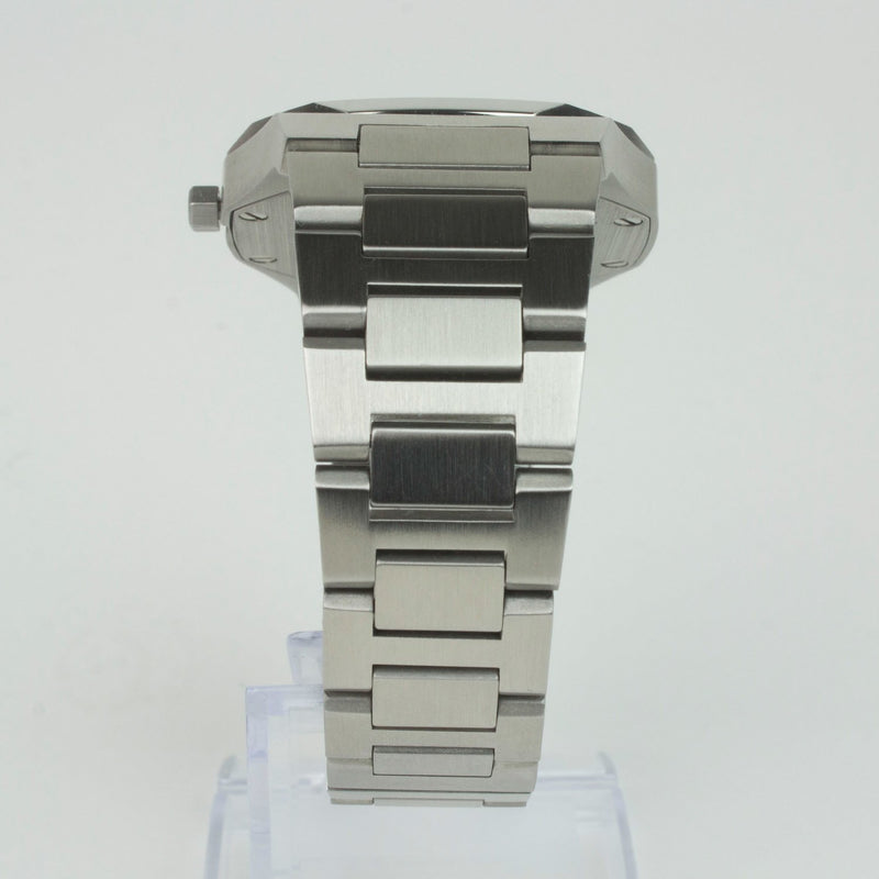Reloj plateado con 2 manecillas y dial negro