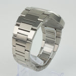 Reloj plateado con 2 manecillas y dial negro