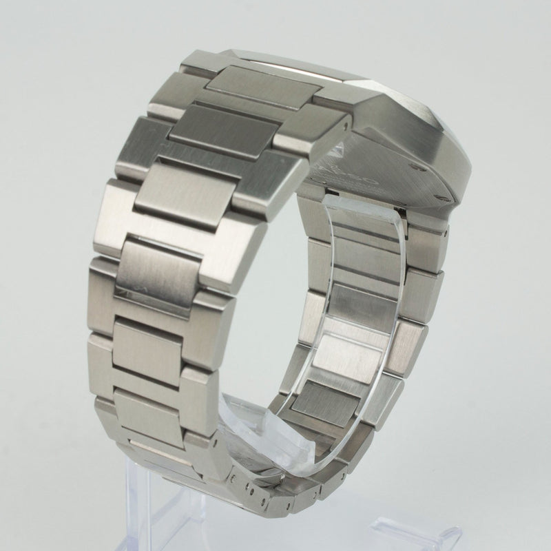 Reloj plateado con 2 manecillas y dial negro
